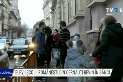 Elevii gimnaziului cu predare în limba română „Alexandru cel Bun” din Cernăuţi au revenit în bănci