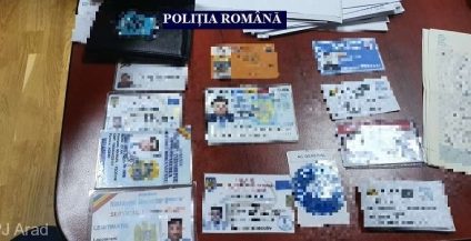 Un tânăr cu uniformă de polițist și cu girofar pe mașină, prins când oprea autoturisme în trafic, la Arad. A fost reținut pentru uzurpare de calități oficiale