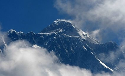 Nepal: Doi alpinişti străini, un american şi un elveţian, şi-au pierdut viaţa pe Everest