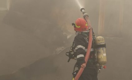 Incendiu într-un bloc de locuinţe din Buzău. 20 de persoane evacuate, două intoxicate cu fum