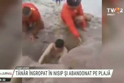 Abandonat de prieteni. Salvamarii au săpat cu mâinile să scoată din nisip un tânăr îngropat până la gât pe plaja din Tuzla