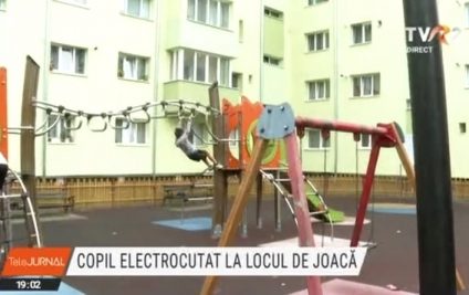 Un băiețel s-a electrocutat la locul de joacă după ce a atins un stâlp de iluminat