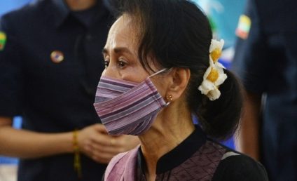 Myanmar: Fostul premier Aung San Suu Kyi solicită să fie prezentă mai puţin timp la tribunal din cauza epuizării