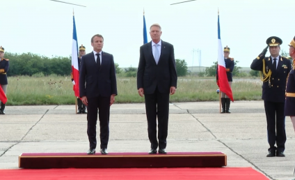 Preşedinţii Emmanuel Macron şi Klaus Iohannis, la Baza ‘Mihail Kogălniceanu’.  Macron: Dorim ca dosarul de aderare a României la Schengen să progreseze