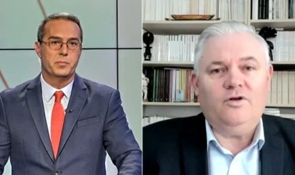 PODCASTv: Adrian Bucur, în dialog cu profesorul Ciprian Mihali, despre emigrarea românilor: Oamenii se simt agresați de incompetența și răutatea administrației, de politizarea școlilor și corupția din instituții