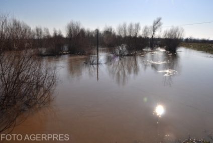 Cod roşu de inundaţii în bazine din județul Caraș-Severin. Ploi şi furtuni, în mai multe regiuni din ţară