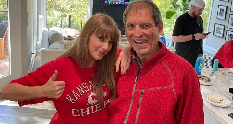 taylor-swift:-travis-kelce’s-girlfriend-shares-snap-of-herself-at-chief-star’s-house-as-she-enjoys-lunch-with-–-daily-mail