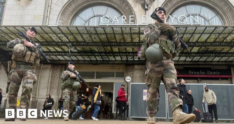 paris-knife-attack:-three-wounded-at-gare-de-lyon-station-–-bbc.com
