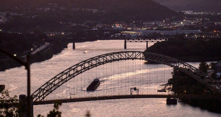 pittsburgh-bridges-reopen-after-26-barges-break-loose,-float-uncontrolled-down-ohio-river-–-abc-news