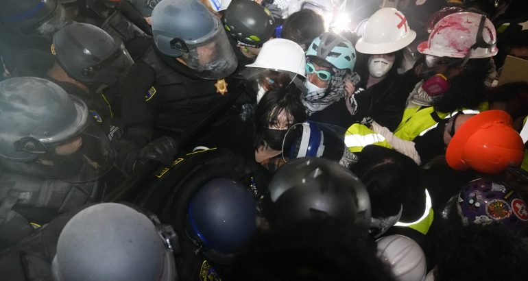 ucla:-police-remove-barricades-at-a-pro-palestinian-demonstrators’-encampment-–-the-associated-press