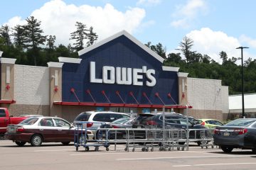 Lowe’s beats estimates, even as DIY consumers pull back – Yahoo Finance