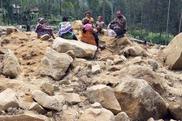 As many as 2,000 people feared buried under Papua New Guinea landslide as survivors dig with hands and spades – CNN