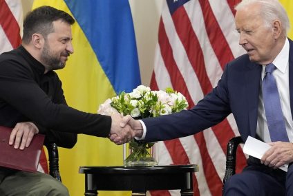 Biden apologizes to Zelenskyy for monthslong congressional holdup to weapons that let Russia gain – The Associated Press