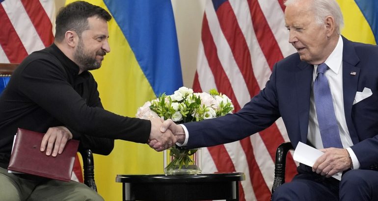 biden-apologizes-to-zelenskyy-for-monthslong-congressional-holdup-to-weapons-that-let-russia-gain-–-the-associated-press