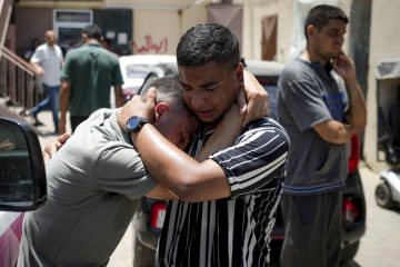 Airstrike kills 25 in southern Gaza as Israeli assault on Gaza City shuts down medical facilities – The Associated Press